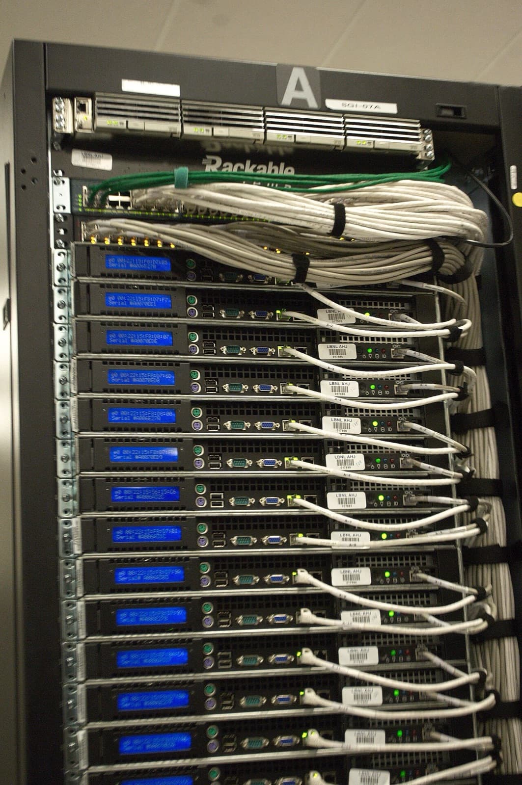 Cabled servers in a data centre rack